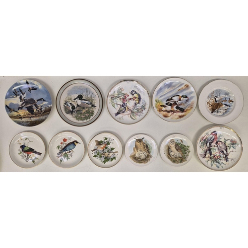 697 - A collection of 28 wildlife/countryside-themed collector's display plates. Makers include Poole, W J... 