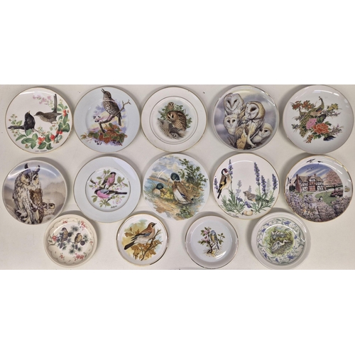 700 - A collection of 23 wildlife/countryside-themed collector's display plates. Makers include Limoges,  ... 