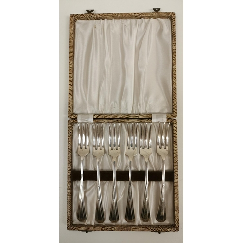 660 - A mixed lot of silver-plated tableware & souvenirs. To include three cake slices, cased dessert fork... 
