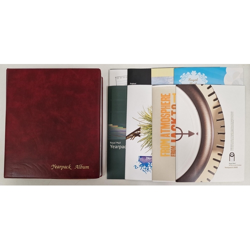 682 - A collection of Royal Mail stamp consecutive yearpacks, 1970-2007 inclusive. All appear in excellent... 