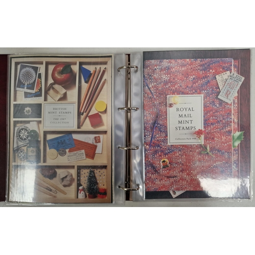 682 - A collection of Royal Mail stamp consecutive yearpacks, 1970-2007 inclusive. All appear in excellent... 