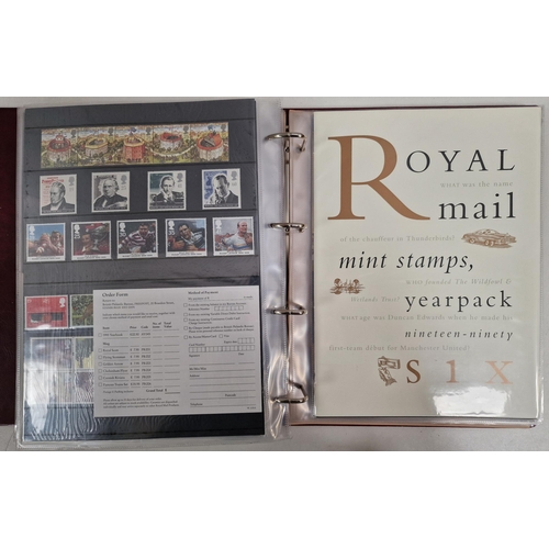 682 - A collection of Royal Mail stamp consecutive yearpacks, 1970-2007 inclusive. All appear in excellent... 