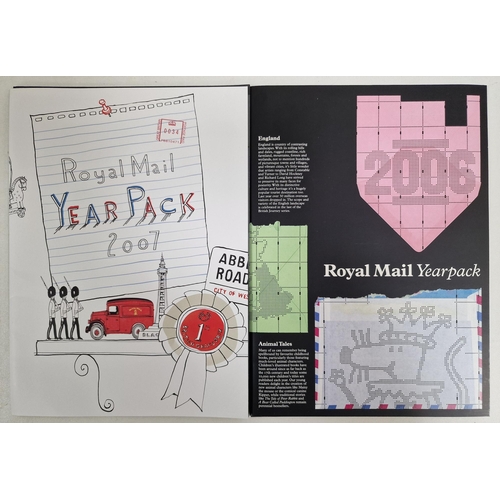 682 - A collection of Royal Mail stamp consecutive yearpacks, 1970-2007 inclusive. All appear in excellent... 