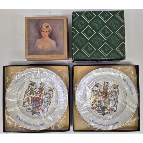 968 - A collection of 16 pieces of Royal memorabilia. To include multiple mugs, plates, books and notably ... 