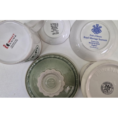 968 - A collection of 16 pieces of Royal memorabilia. To include multiple mugs, plates, books and notably ... 