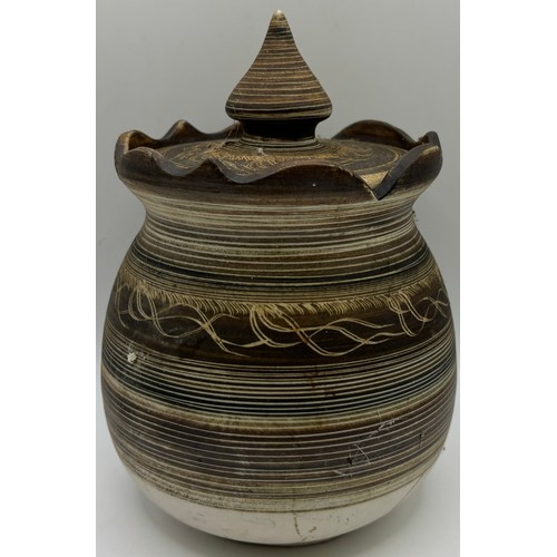 127 - Collection of 6 pieces of vintage pottery. To include Denby, Honiton, etc. Tallest 20cm.