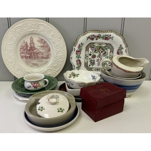 135 - Mixed lot of mostly vintage commemorative ceramic pieces. To include Wedgwood, Royal Doulton, Lysand... 