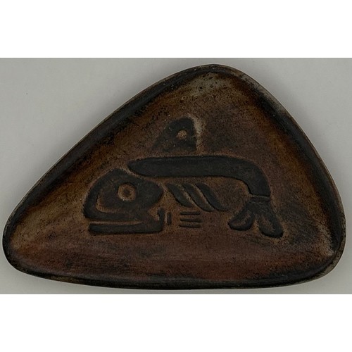 142 - Collection of 12 vintage wall decor. To include display plates, unusual crab plate & shells.