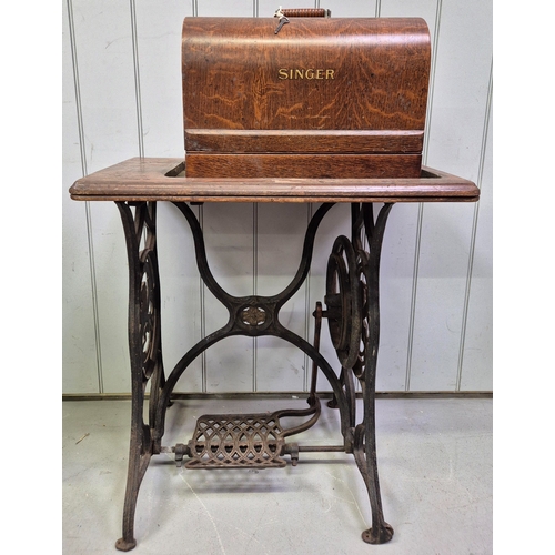 156 - 1929 model 99K Singer sewing machine, case & table.  Serial no. Y6939581.