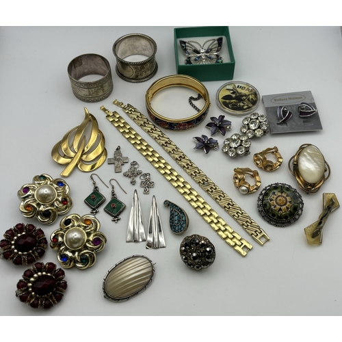 162 - Tabletop cabinet full of silver & costume jewellery, together with a selection of dress watches. To ... 