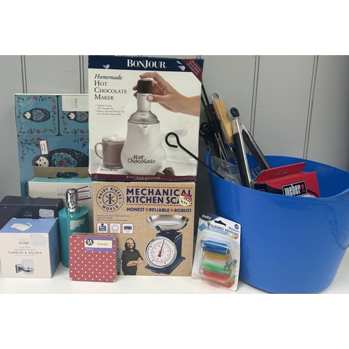 252 - Selection of new/unused homeware. To include kitchen scales, hot chocolate maker, bathroom shelves, ... 