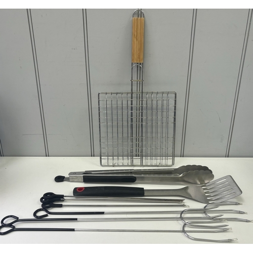 252 - Selection of new/unused homeware. To include kitchen scales, hot chocolate maker, bathroom shelves, ... 