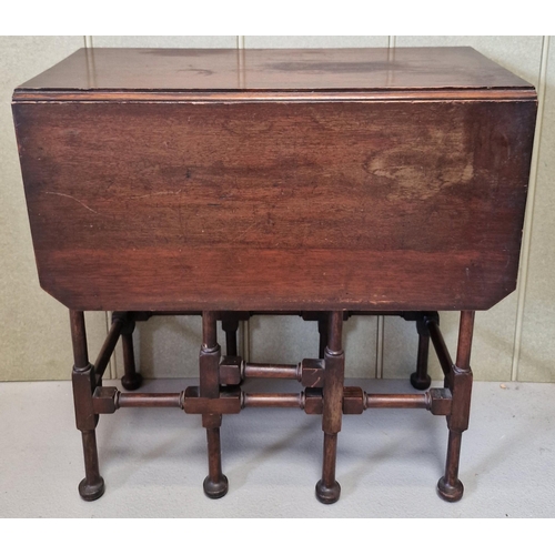 2746 - A Georgian, mahogany drop leaf spider table. On turned supports with bun feet. Dimensions(cm) H52, W... 