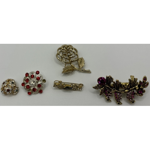 1724 - Collection of costume jewellery. To include earrings, bracelets & brooches.