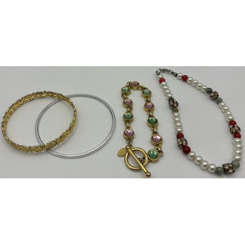1724 - Collection of costume jewellery. To include earrings, bracelets & brooches.
