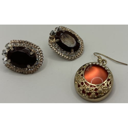 1724 - Collection of costume jewellery. To include earrings, bracelets & brooches.