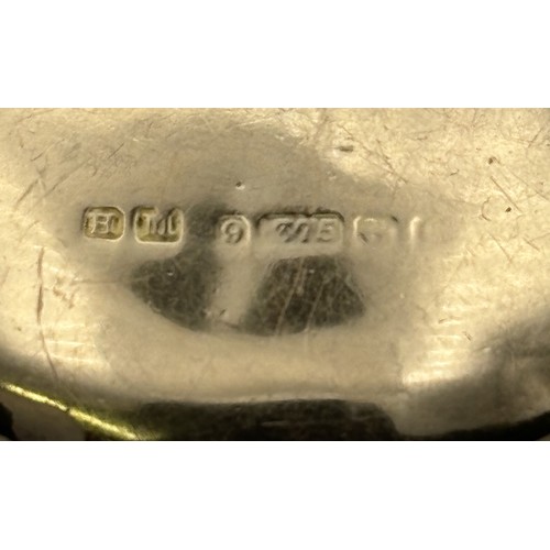 1733 - 9ct gold hallmarked round locket, with large bale. Presented in a Leslie Davey & West box. Diameter ... 