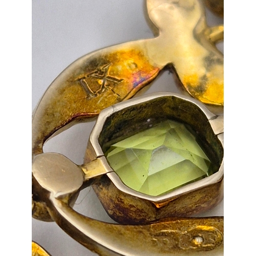 1748 - 9ct gold, peridot & seed pearl pendant brooch. Total weight approx. 5.1g.