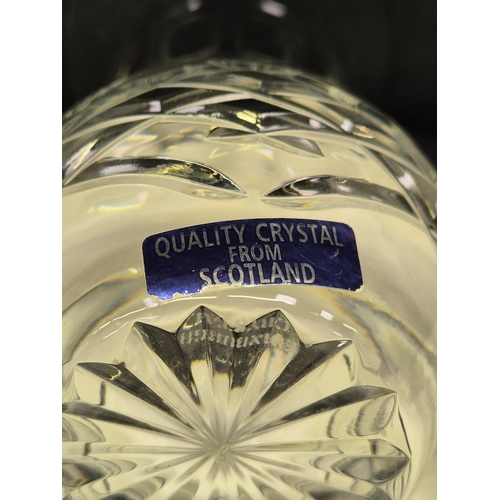 1256 - Collection of 12 pieces of crystal tableware & decorative pieces. To include a stunning Waterford Cr... 