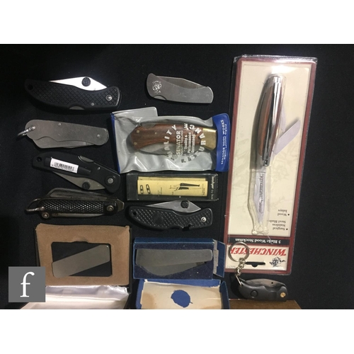 359 - A collection of modern knives to include hunting and lock knives, Smith and Wesson, hip flasks etc (... 