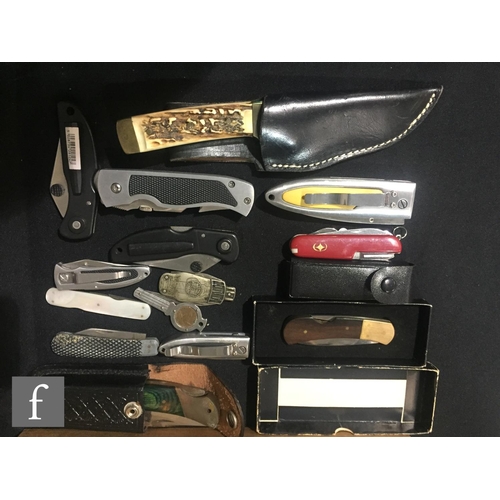 359 - A collection of modern knives to include hunting and lock knives, Smith and Wesson, hip flasks etc (... 