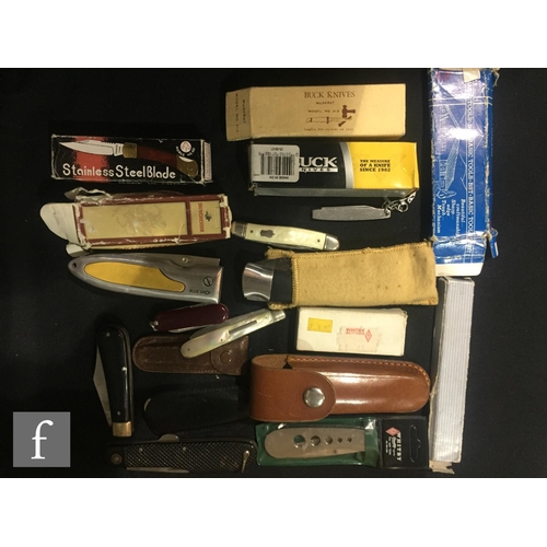 359 - A collection of modern knives to include hunting and lock knives, Smith and Wesson, hip flasks etc (... 