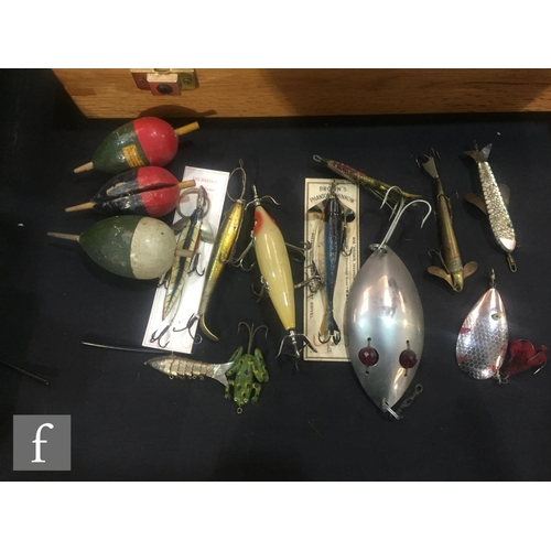 117 - A collection of vintage fishing lures to include Swim Whizz 7, also Wright & McGill Miracle minnow, ... 