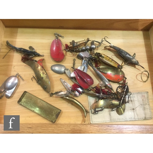 117 - A collection of vintage fishing lures to include Swim Whizz 7, also Wright & McGill Miracle minnow, ... 