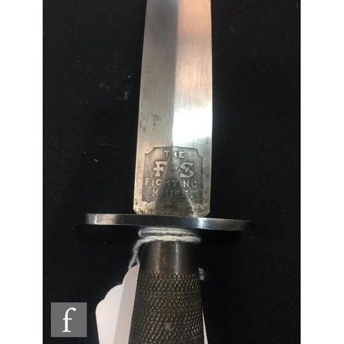 382 - A World War Two Fairbarn-Sykes Second Pattern 'Fighting Knife', with a brass knurled or checkered gr... 