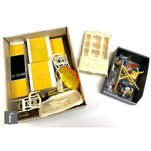 185 - A collection of assorted Pedigree and Marx Sindy accessories, to include Eastham E-Line wall oven, h... 