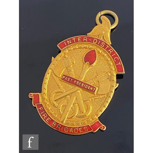 543 - A 9ct hallmarked Inter District Fire Brigades fob with red enamel highlights, length 4.5cm, weight 1... 