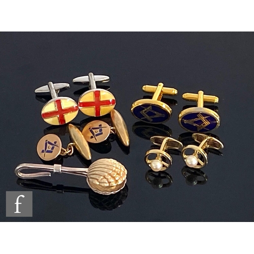 566 - A pair of 9ct hallmarked chain linked cufflinks with blue enamel Masonic set square and compass, wei... 