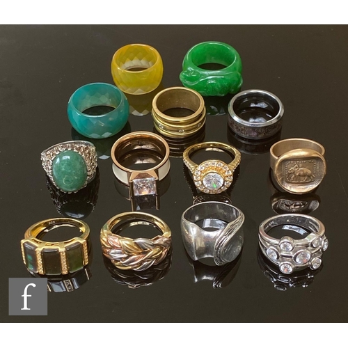 631 - Thirteen assorted silver and other rings to include stone set examples. (13)