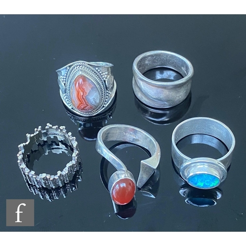 632 - Five assorted modern rings to include a 9ct bark example, weight 4.5g, with four other silver rings ... 