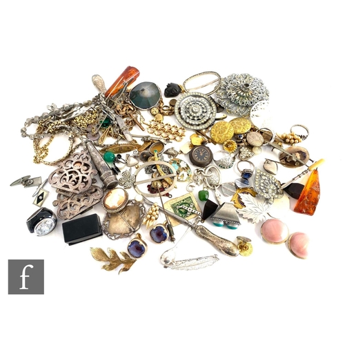 634 - A parcel lot of assorted costume jewellery and other items to include earrings, Siam silver brooch, ... 