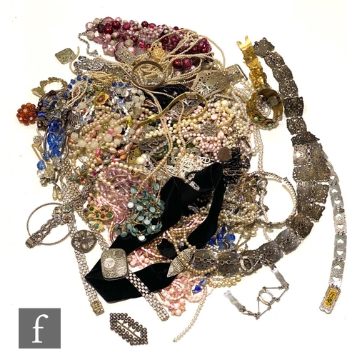 423 - A large parcel lot of assorted costume jewellery to include beads, brooches, bangles, bracelets, pen... 