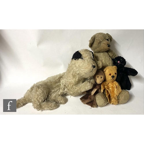 1156 - A mid 20th Century blonde mohair teddy bear with amber and black glass eyes, vertically stitched nos... 