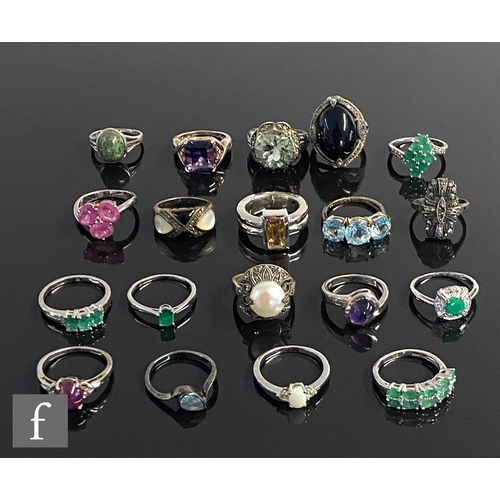 420 - Nineteen assorted silver stone set dress rings to include marcasite, amethyst and emerald examples, ... 