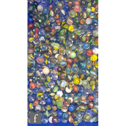 314 - A large collection of glass marbles, to include mainly swirl examples, lots with flaws, bubbles and ... 