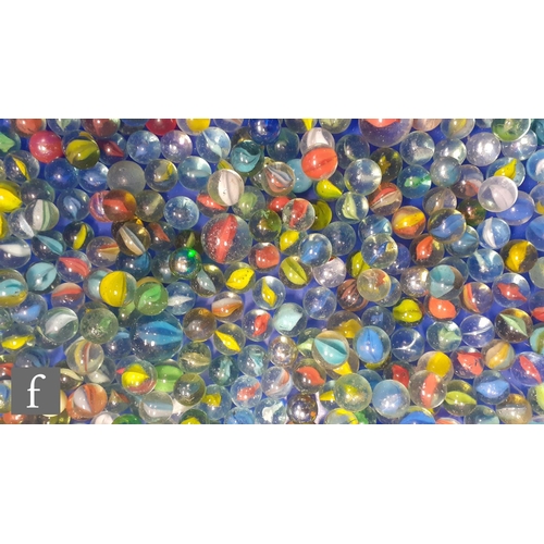 316 - A large collection of various glass marbles, mainly swirl examples of varying colour and size, lots ... 