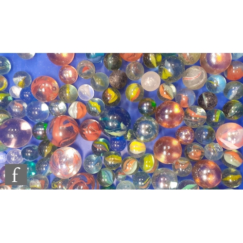 318 - A collection of glass marbles, mostly large size, of varying swirl design and differing colours, lot... 