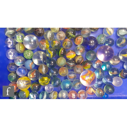 318 - A collection of glass marbles, mostly large size, of varying swirl design and differing colours, lot... 