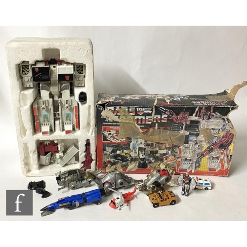 1133 - A collection of Habsro Transformers G1 to include Metroplex in partial box, three Dinobots, Dirge et... 