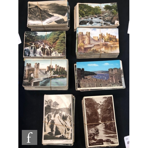 1521 - A large collection of Welsh postcards to include towns, landscape views and seascapes mainly North W... 