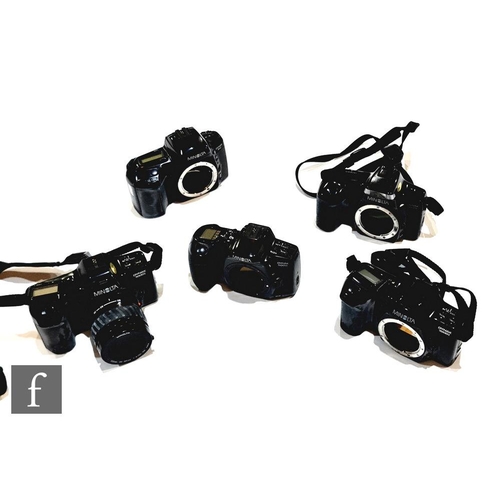 196 - A collection of Minolta cameras, to include Dynax 7000i (no lens), Dynax 7000i with 35-80mm 1:4 (22)... 