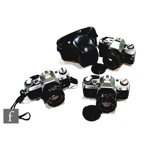 199 - A collection of cameras, to include a Canon AE-1 with Canon 50mm 1:1.8 lens serial number 4174527, M... 