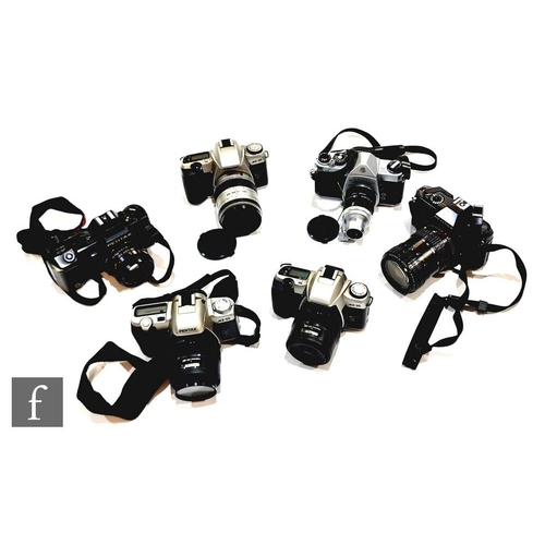 202 - A collection of Pentax cameras, to include MZ-30 with a SMC Pentax - FA 1:3.5-5.6 28-80mm lens, P30 ... 