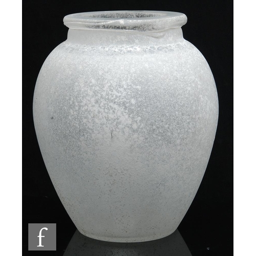 1207 - Seguso Vetri D'Arte - A large glass vase of tapering ovoid form with short collar neck, decorated wi... 