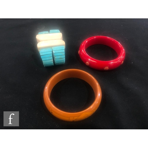 957 - Various makers - A collection of vintage lucite/bakelite bangles and bracelets, to include various c... 