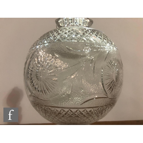 259 - An early 20th Century Thomas Webb & Sons clear crystal decanter of footed globe and shaft form, ... 